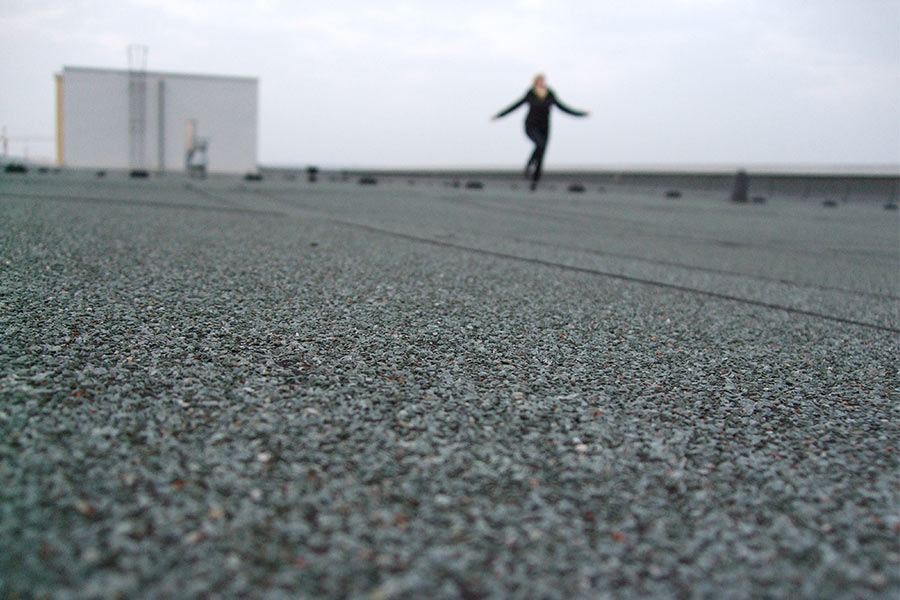 asphalt mit unscharfer Frau im Hintergrund